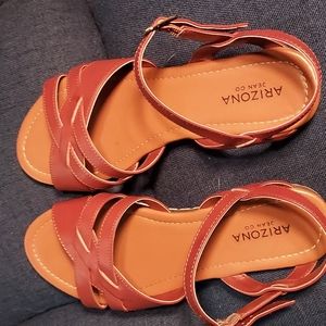 Low heeled chocolate sandals